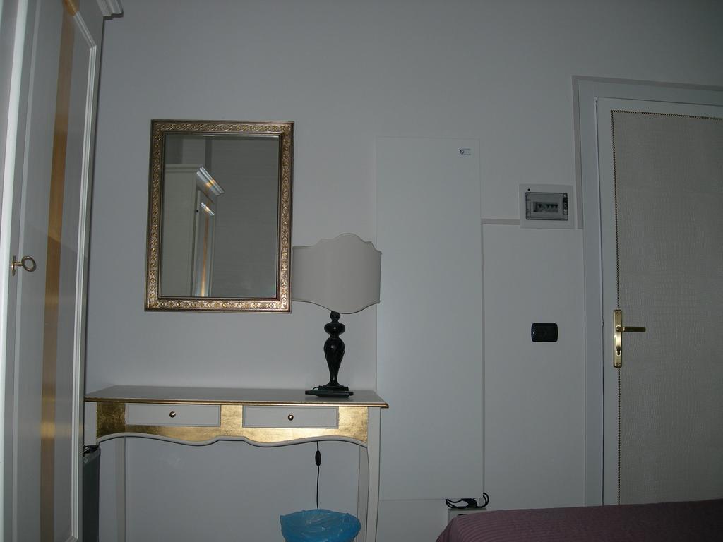 Hotel Due Spade Fidenza Værelse billede